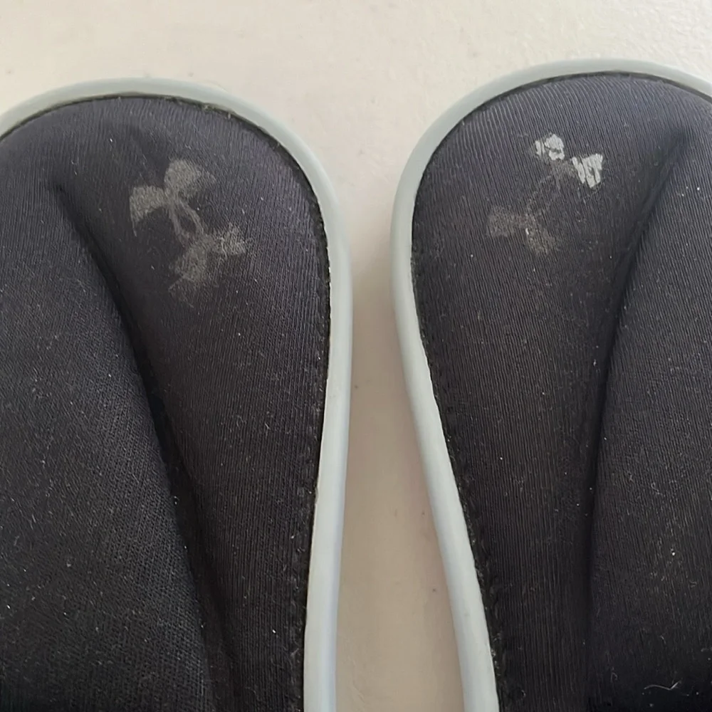 Under Armour - Men’s ignite slides / sandals. Size 8. Gray and black